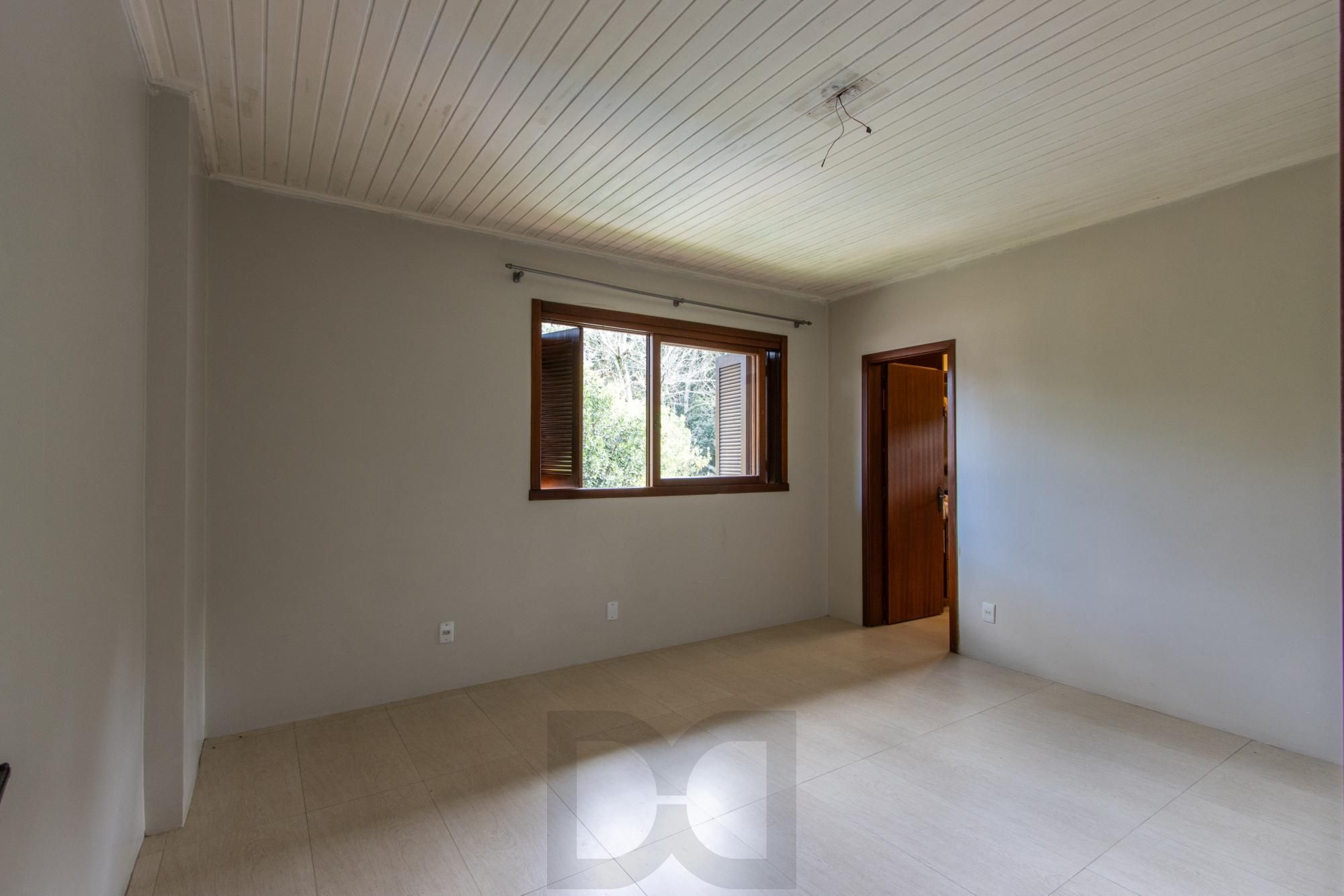 Ampla Casa com 2 Suítes, Closet, Lareira e Pátio com Árvores Frutíferas. — foto 13