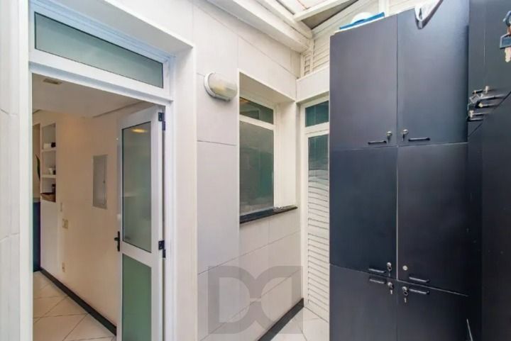 Excelente oportunidade para empresas e investidores! Prédio comercial moderno, amplo e muito bem localizado no bairro Menino Deus, oferecendo estrutura completa para diferentes tipos de negócios. — foto 11