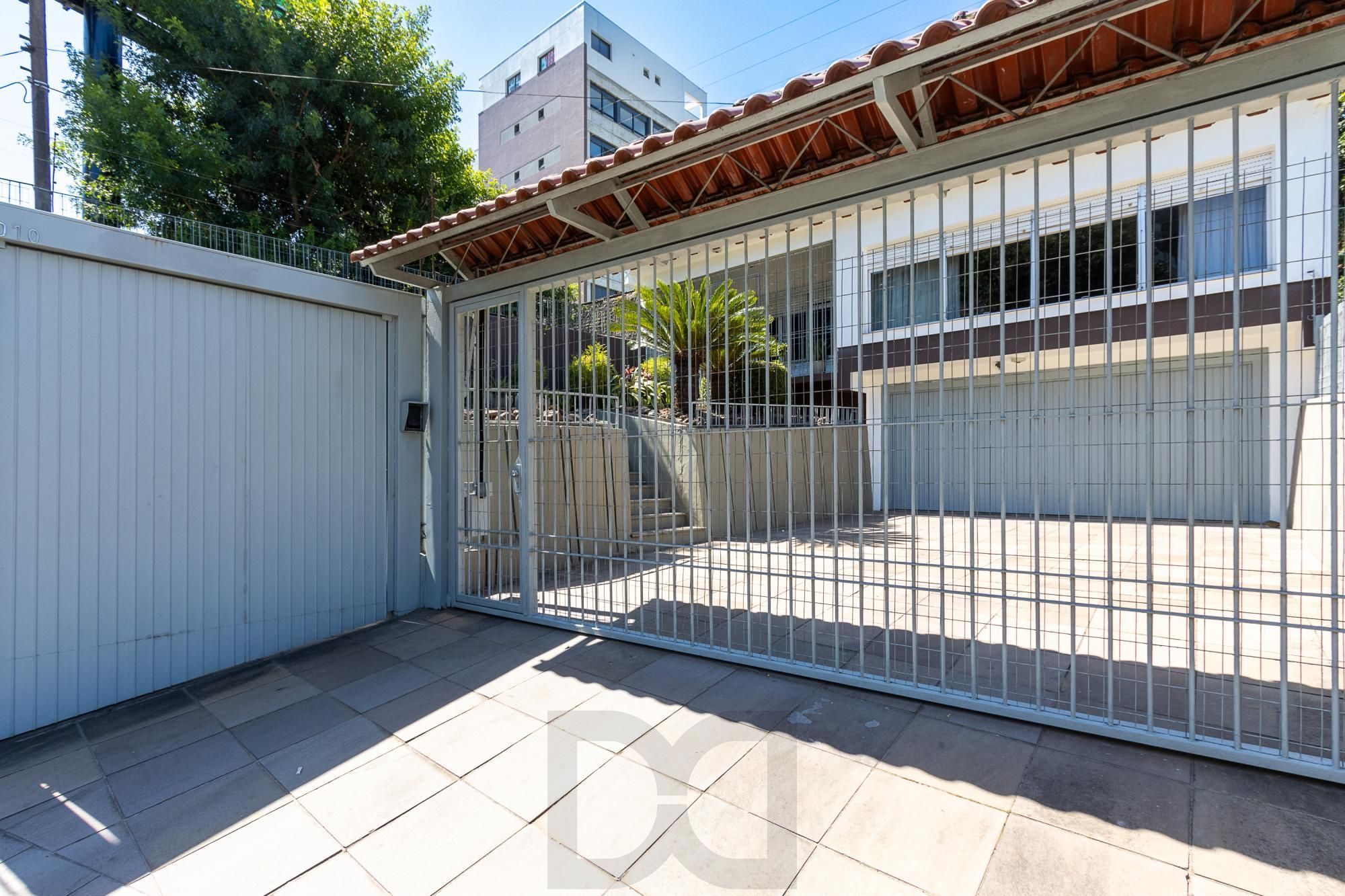 Casa de alvenaria, 4 dormitórios, 2 suítes, bairro Cristal. — foto 2