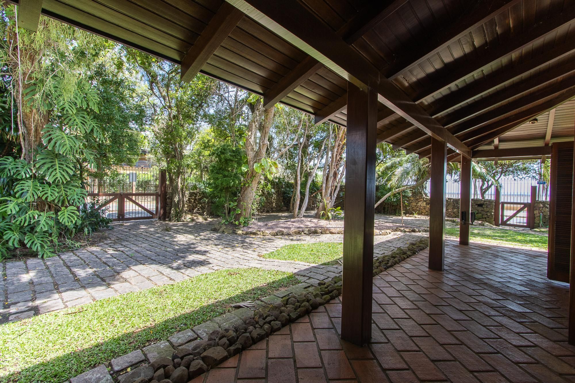 Casa com 2 dormitórios 3 banheiros. lareira e churrasqueira, e com arquitetura moderna. — foto 47