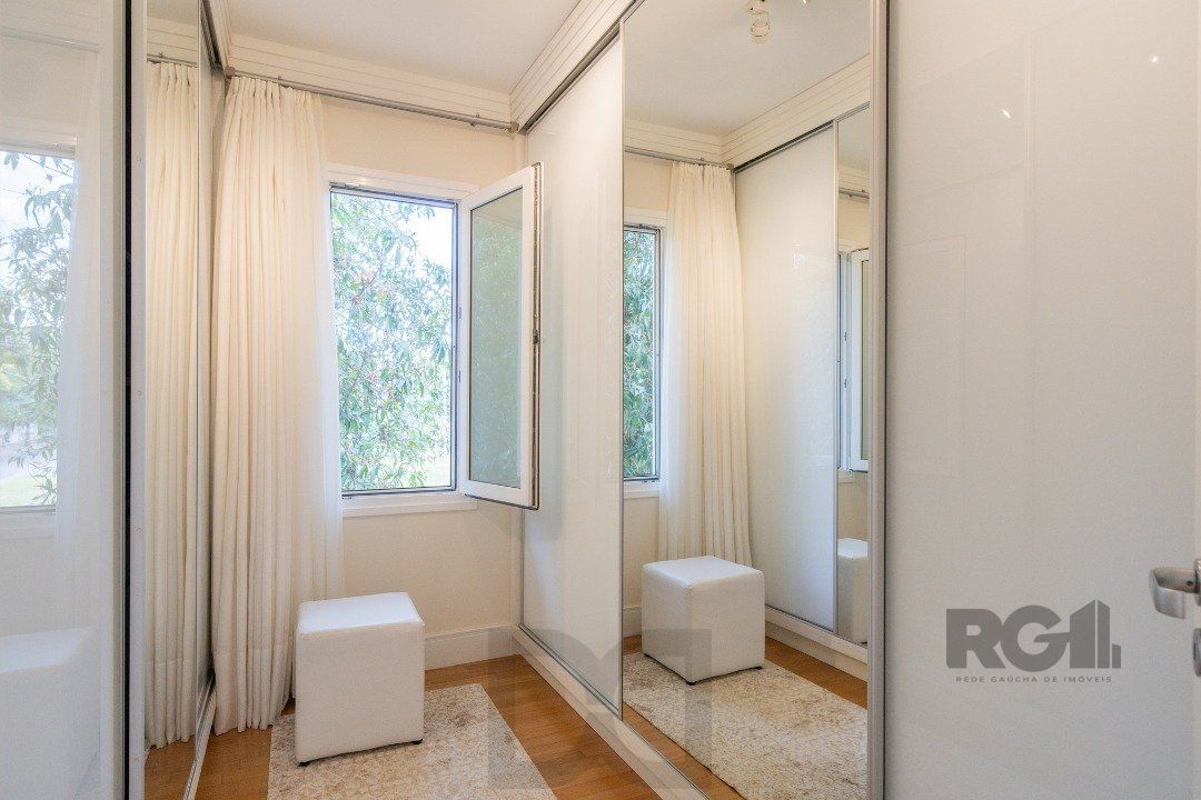 Casa semimobiliada e possui 3 suítes (sendo 1 delas master com closet e hidro) — foto 46