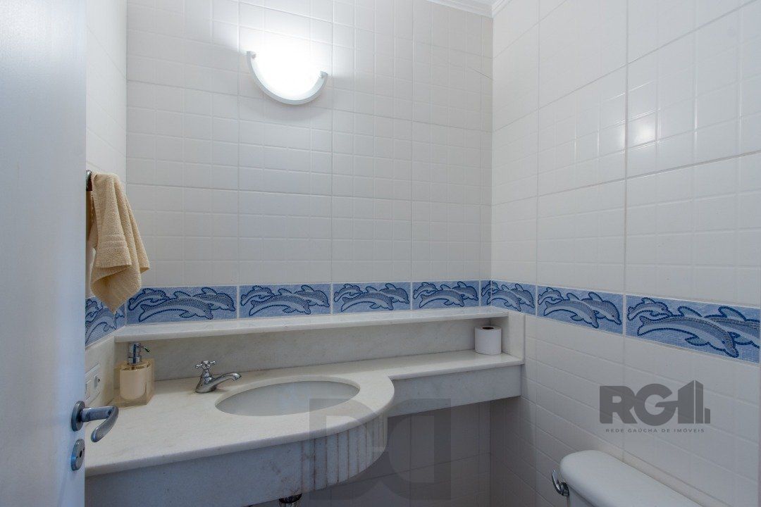 Casa deslumbrante vista do Guaiba, 3 dormitórios, sendo 1 suite master com closet e banheira de hidro com vista para o rio — foto 36