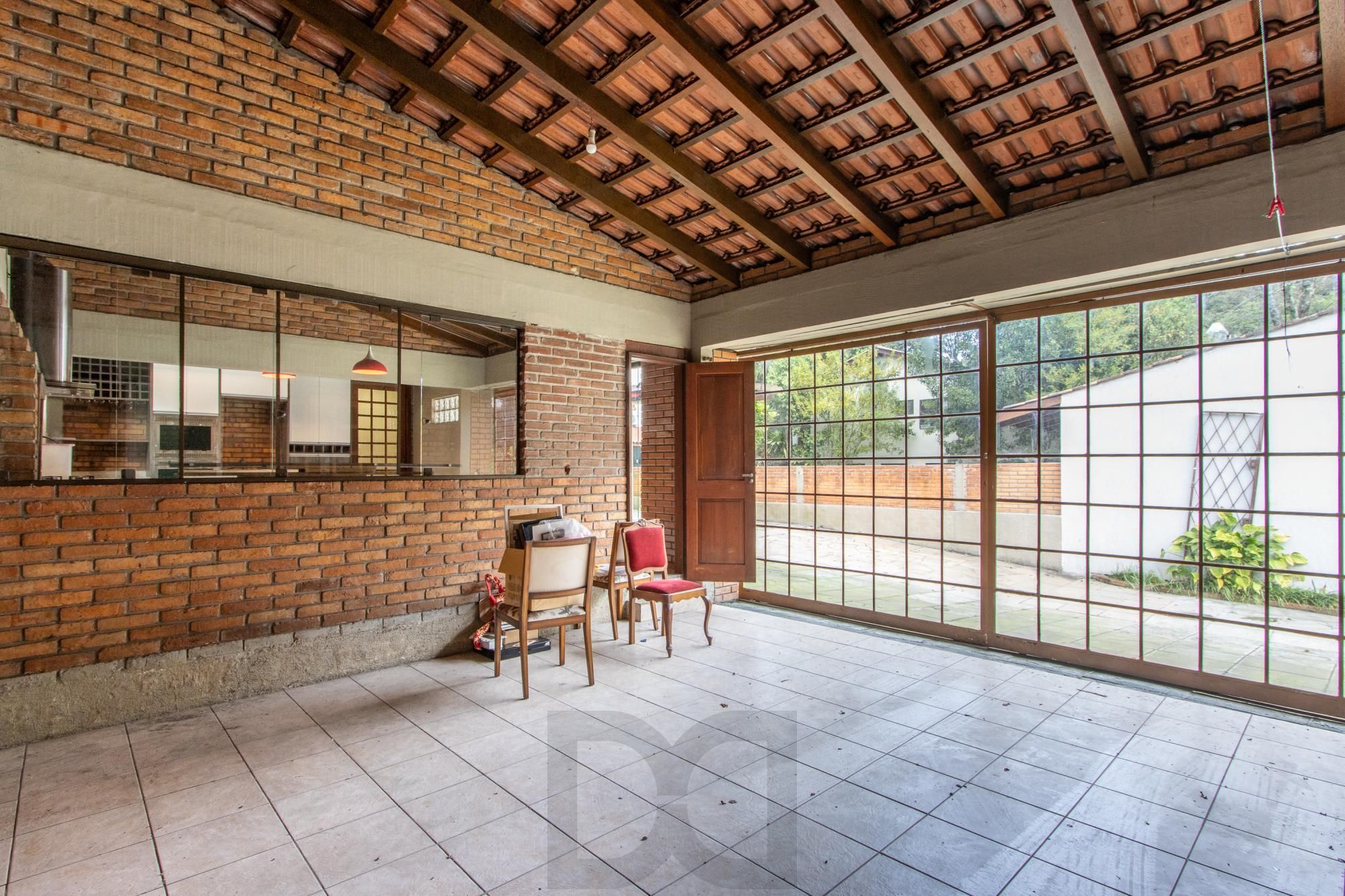 Ampla Casa com 2 Suítes, Closet, Lareira e Pátio com Árvores Frutíferas. — foto 41