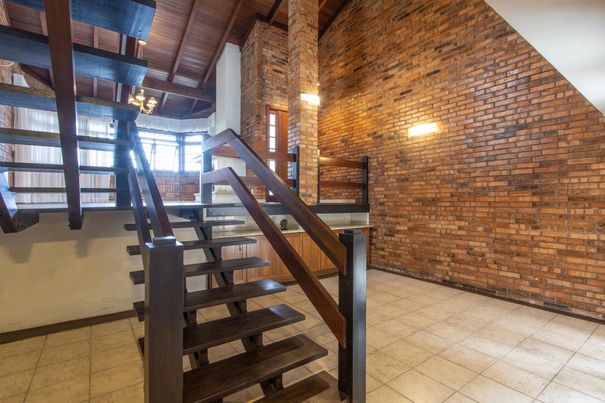 Ampla Casa com 2 Suítes, Closet, Lareira e Pátio com Árvores Frutíferas. — foto 28