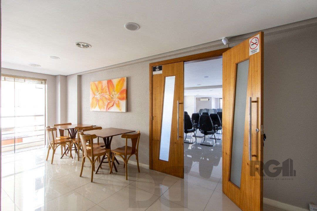 EXCELENTE SALA COMERCIAL, muito bem localizada no bairro Menino Deus, 01 banheiro, sacada e ar condicionado split, toda montada — foto 13