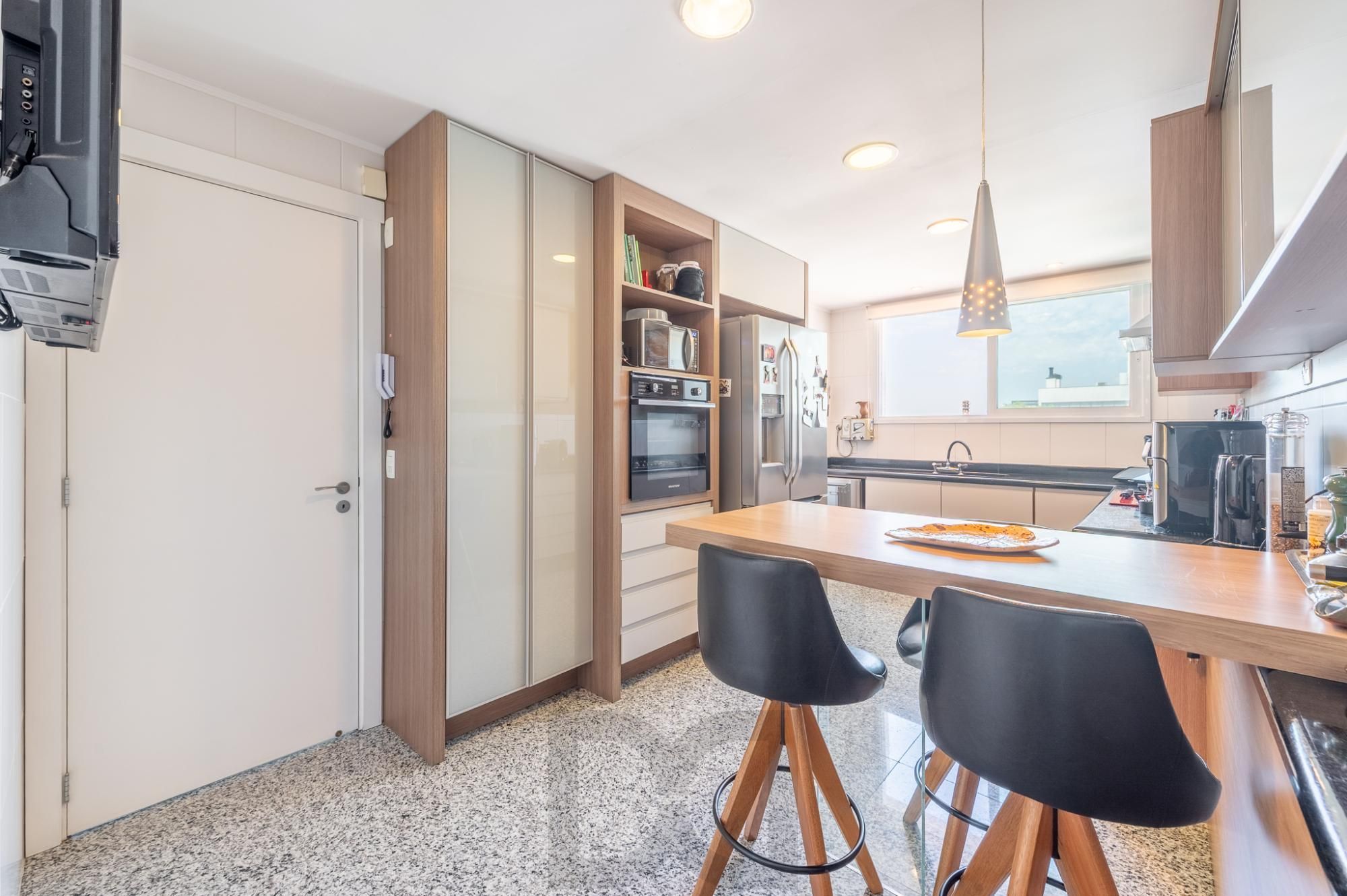 Apartamento com 204m², 3 dorm, 5 vagas no Petrópolis — foto 22
