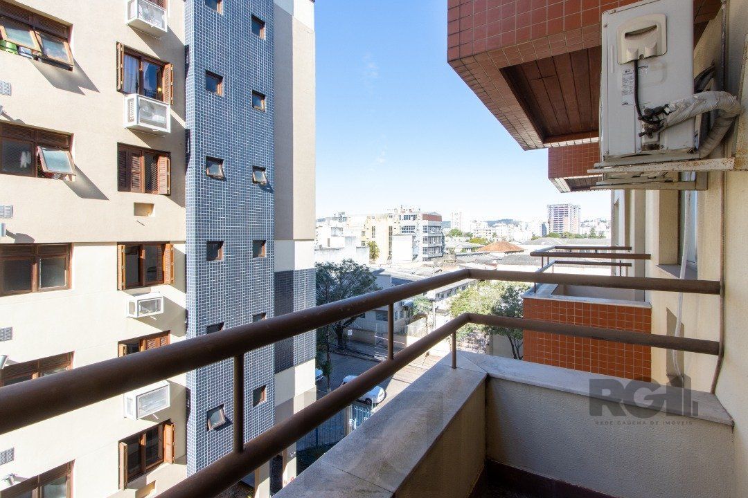 EXCELENTE SALA COMERCIAL, muito bem localizada no bairro Menino Deus, 01 banheiro, sacada e ar condicionado split, toda montada — foto 8