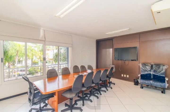 Excelente oportunidade para empresas e investidores! Prédio comercial moderno, amplo e muito bem localizado no bairro Menino Deus, oferecendo estrutura completa para diferentes tipos de negócios. — foto 32
