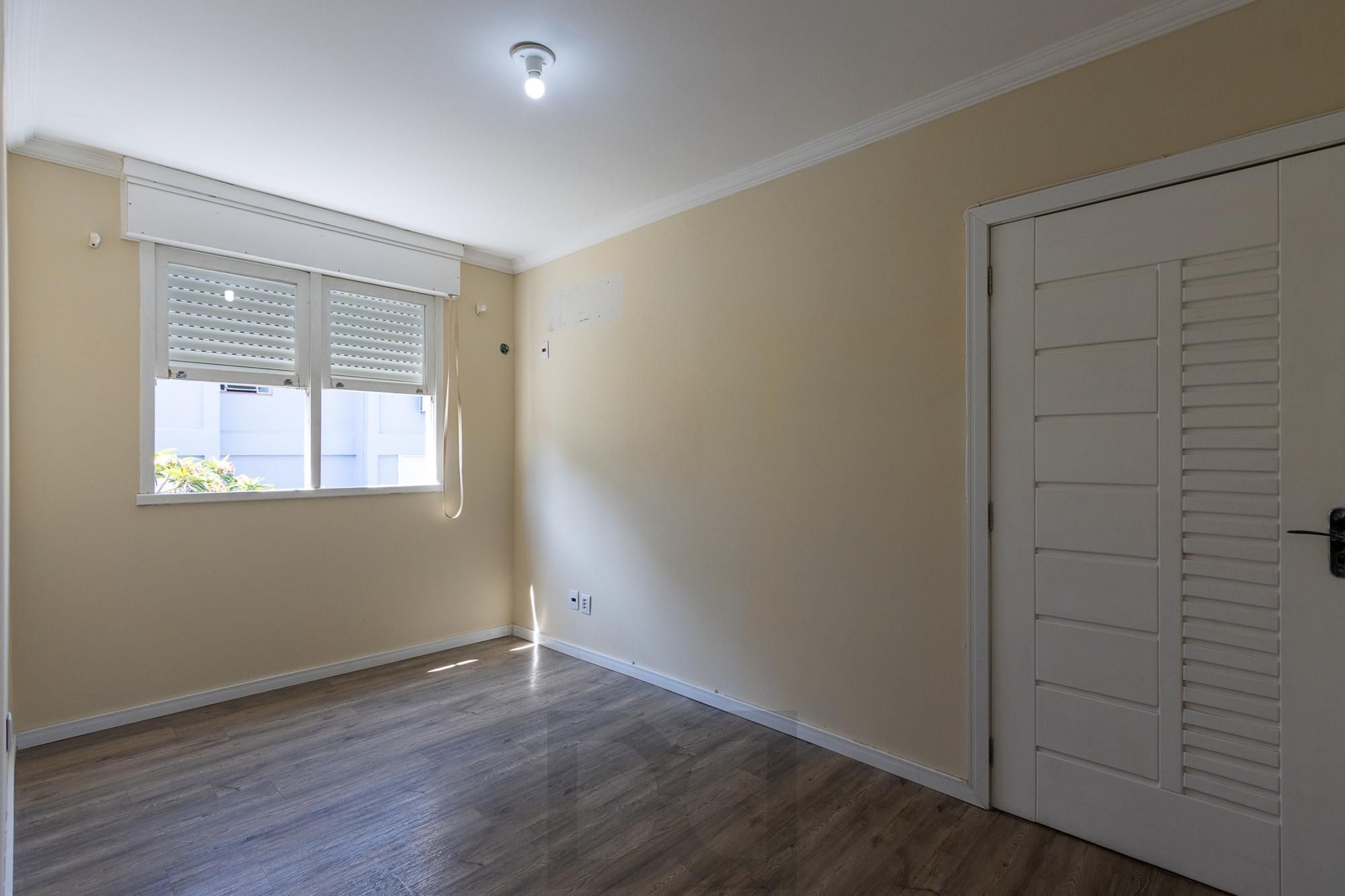 APARTAMENTO LOCADO, REFORMADO, 3 QUARTOS, 1 VAGA ROTATIVA - BAIRRO CAMAQUÃ — foto 2