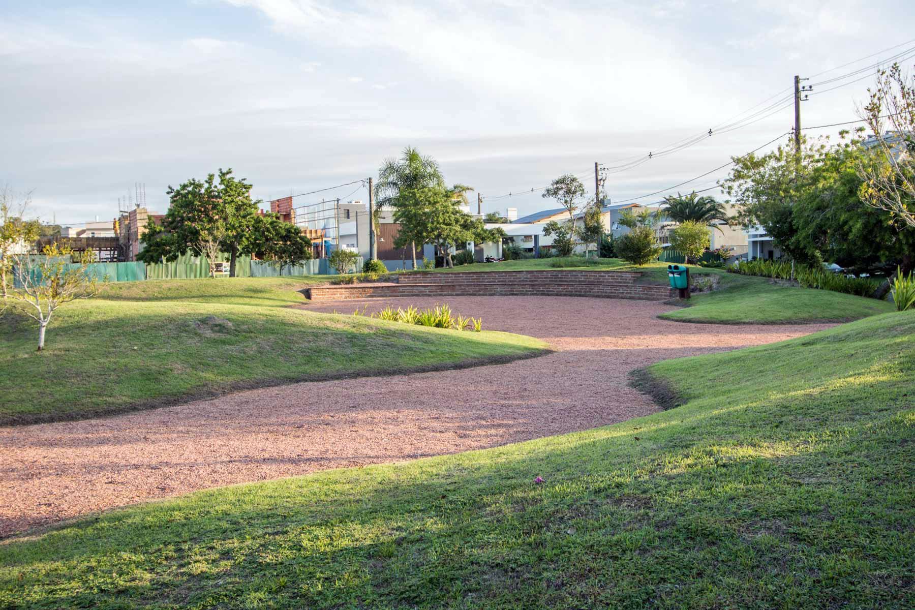 A casa conta com 434m2 de área construída, mas com um aproveitamento total dos 1.012m2 do lote — foto 86