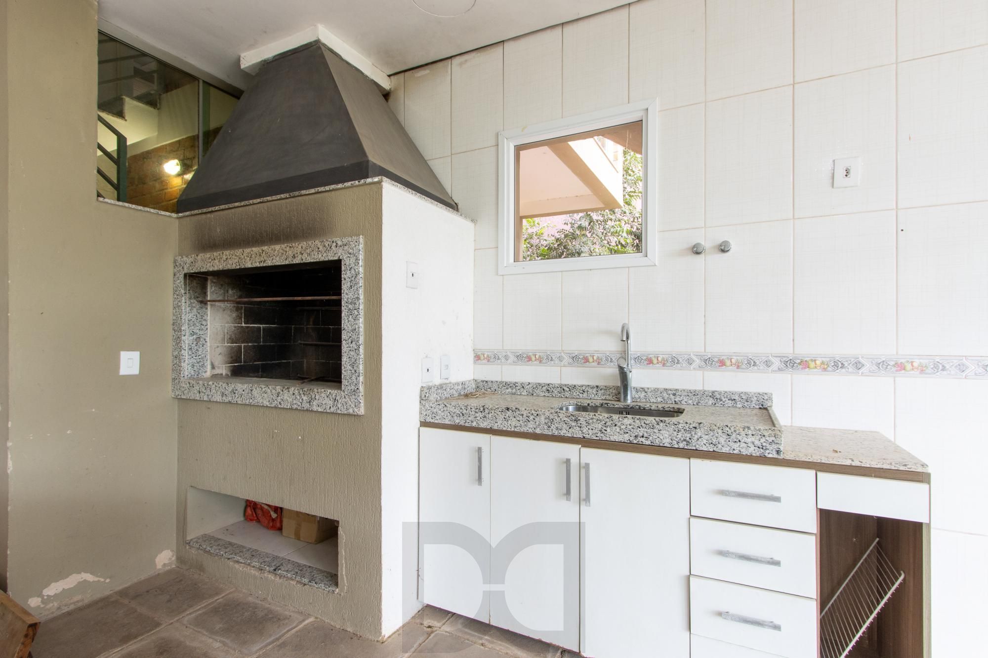Casa de alvenaria, com 3 dormitórios, 1 suíte, living, cozinha, lavanderia, churrasqueira, banheiro social, pátio e 4 vagas de garagem. — foto 44