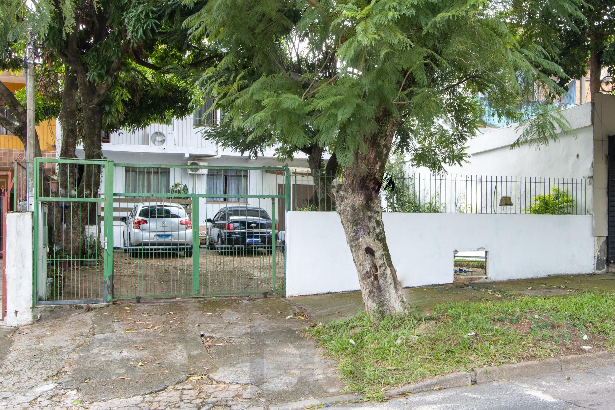 Casa ampla de 2 pavimentos com 4 dormitórios, 1 suite e 4 vagas no bairro Santa Tereza! — foto 2
