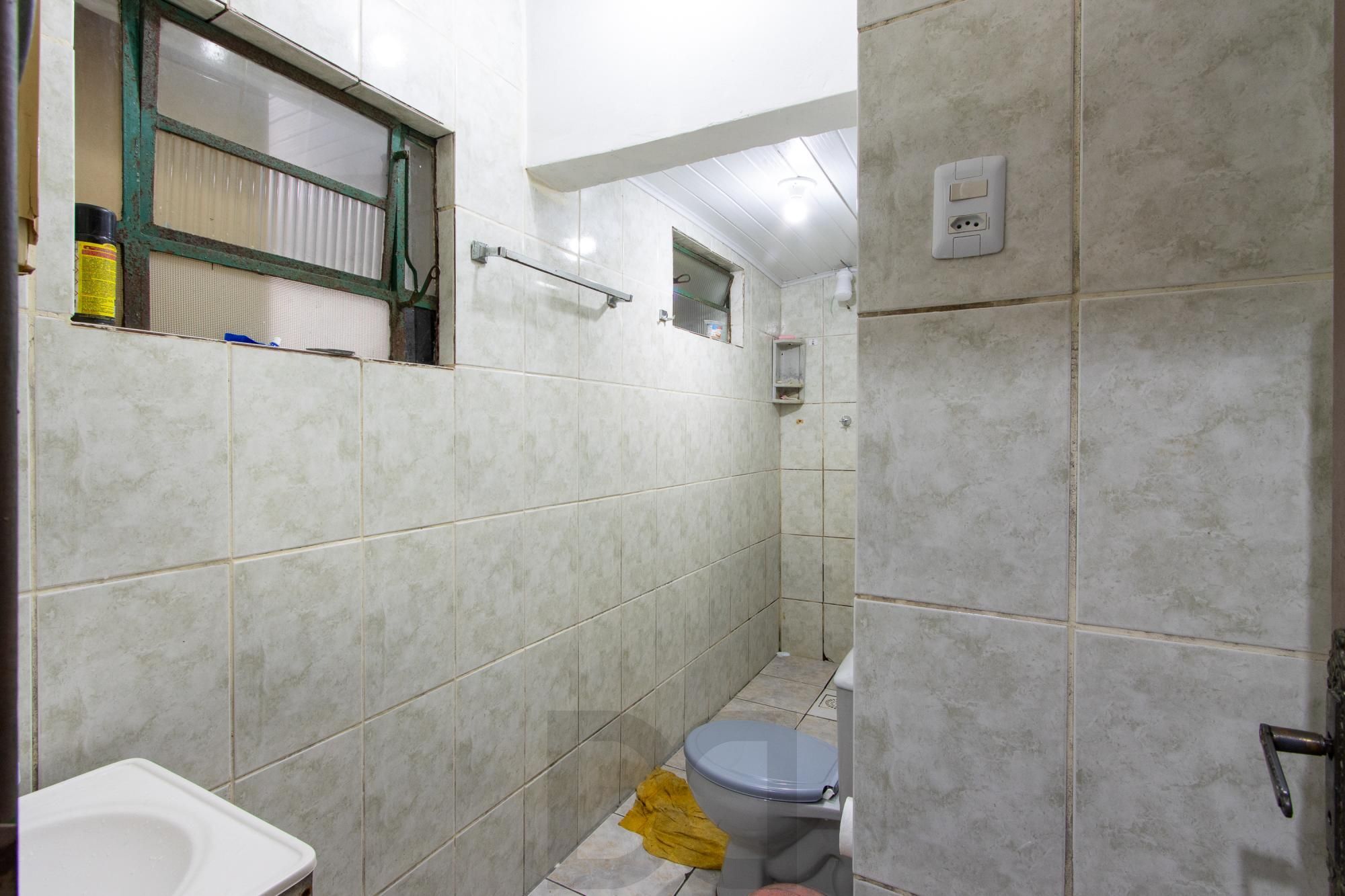 Casa ampla de 2 pavimentos com 4 dormitórios, 1 suite e 4 vagas no bairro Santa Tereza! — foto 17