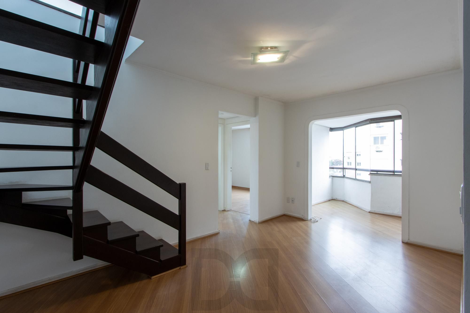 Cobertura com 137m², no Bairro Cristal, de 2 dormitórios, sento uma suíte, ampla sacada, churrasqueira, vista panorâmica, vaga coberta. — foto 1