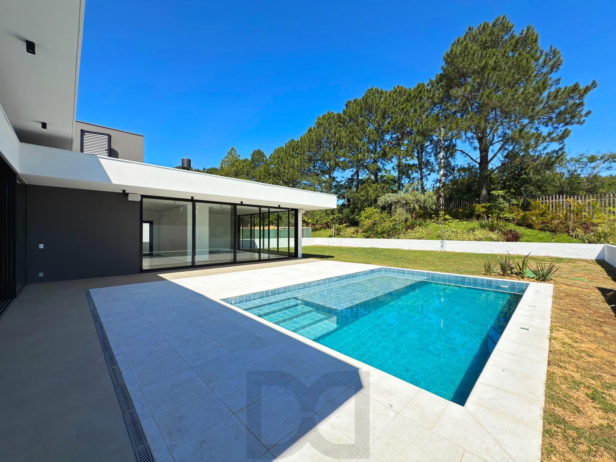 A casa conta com 434m2 de área construída, mas com um aproveitamento total dos 1.012m2 do lote — foto 7