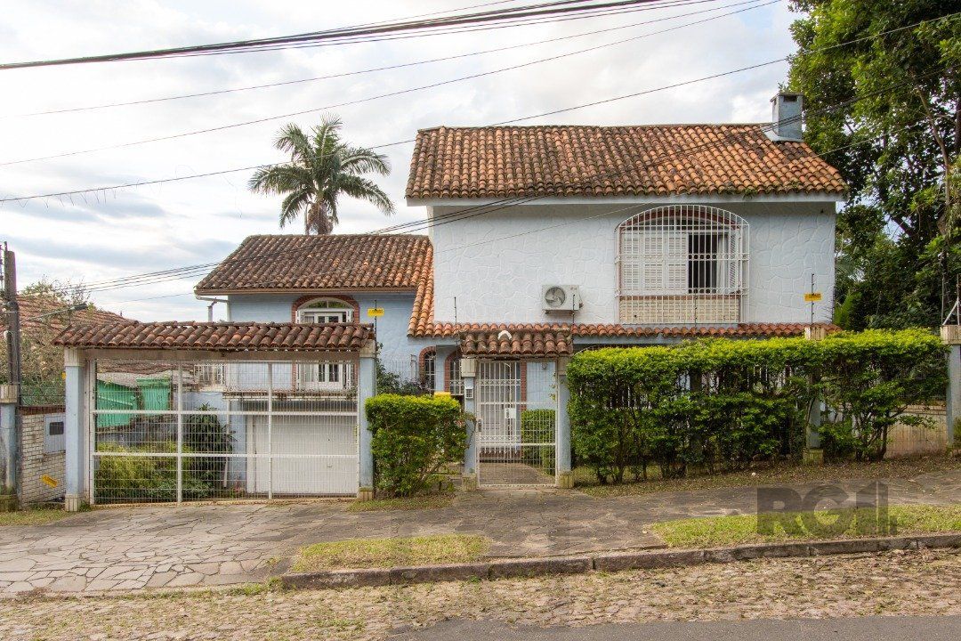 Casa no bairro Cristal, Possui 4 dormitórios, sendo 1suíte, closet e banheira de hidromassagem, com possibilidade de um podendo 1 dormitórios extra. — foto 1