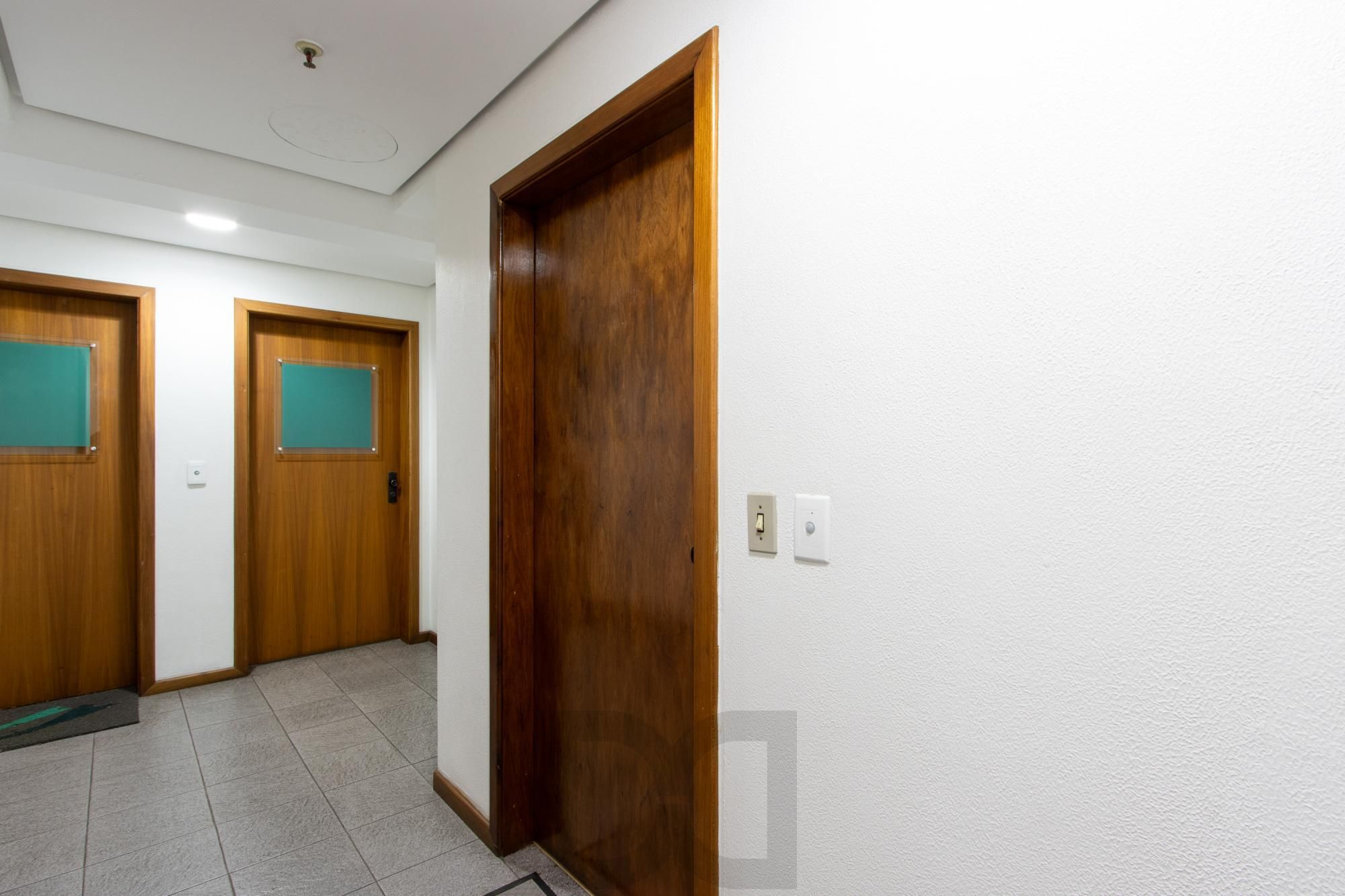 Sala comercial à venda no bairro Menino Deus – Edifício Comendador Luigi Gerace — foto 19