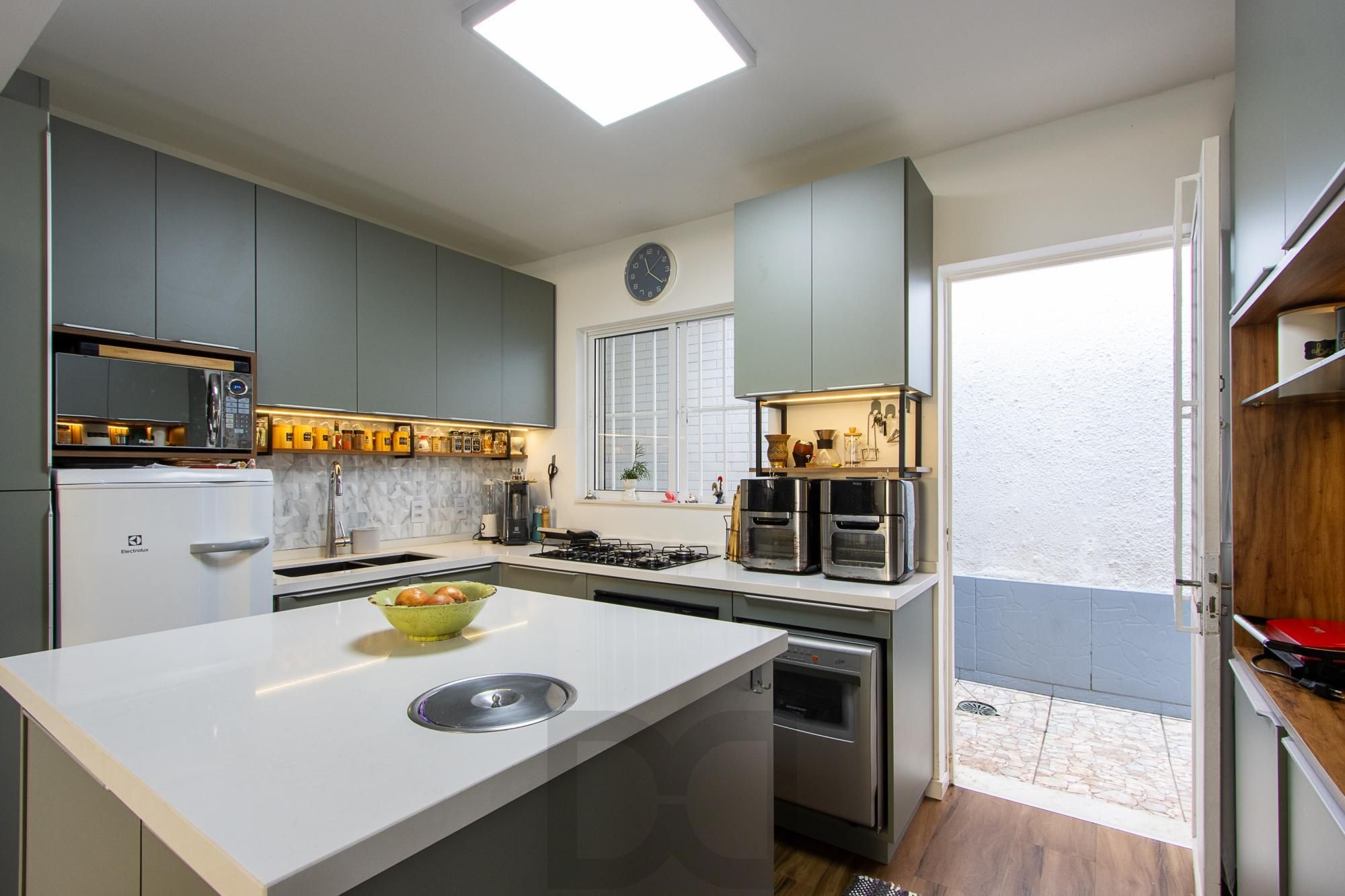 Linda casa totalmente reformada, 3 quartos (1 suite), 2 vagas cobertas - Bairro Nonoai — foto 15