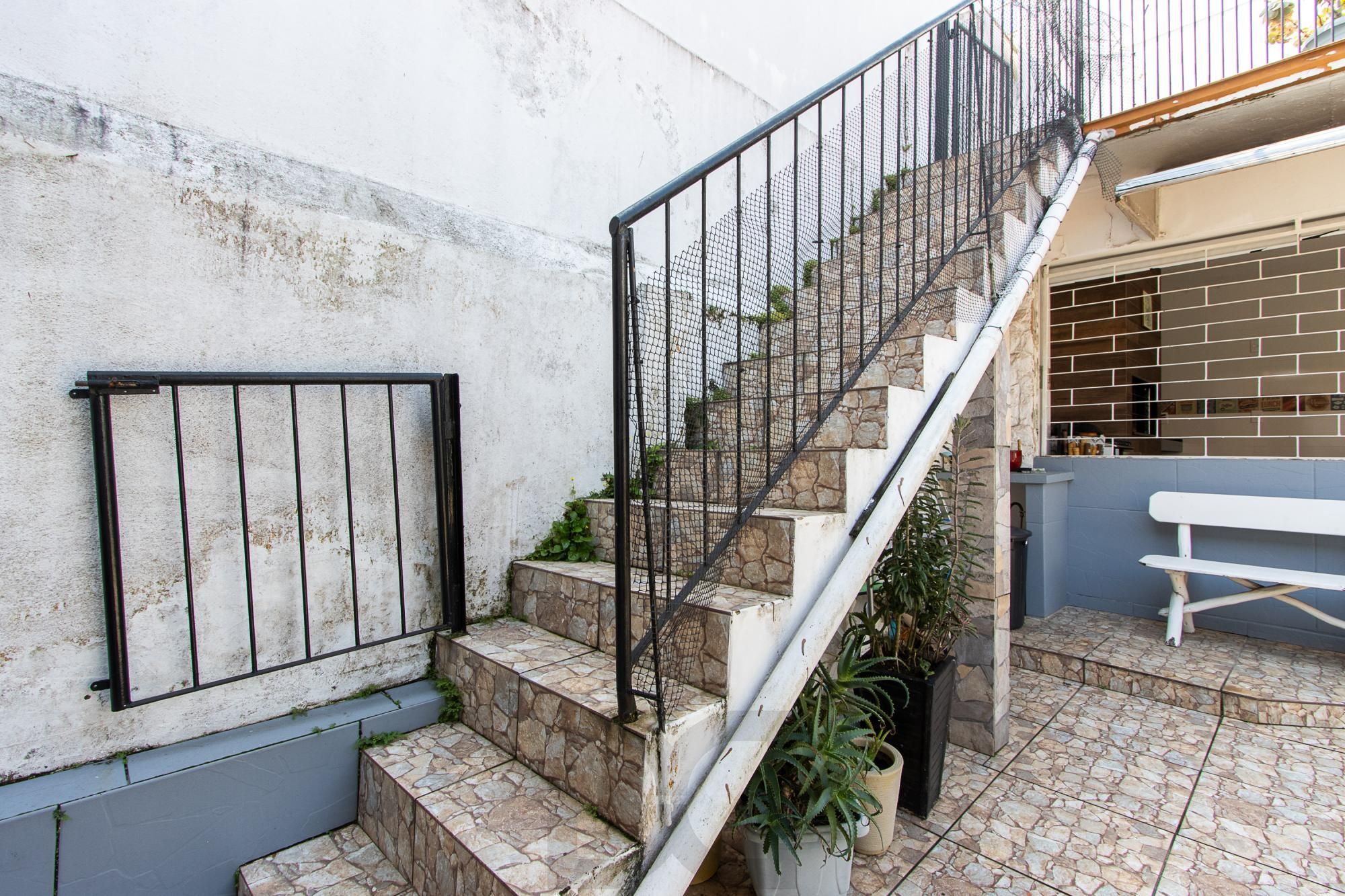 Linda casa totalmente reformada, 3 quartos (1 suite), 2 vagas cobertas - Bairro Nonoai — foto 45