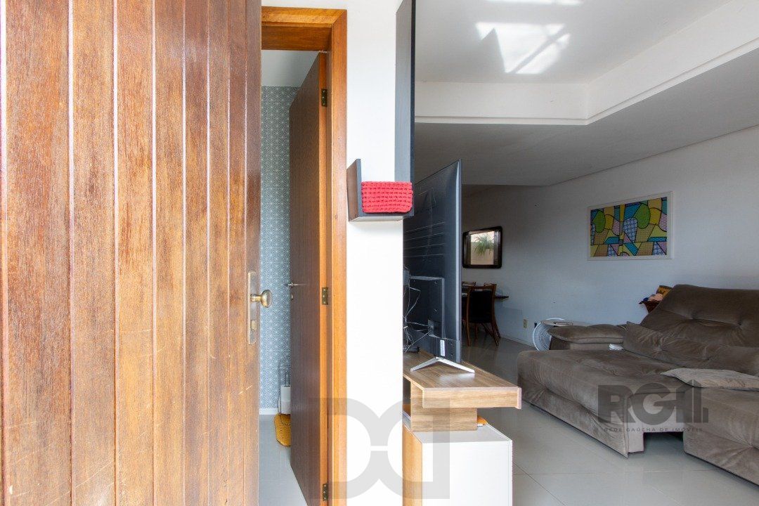 Excelente oportunidade de casa à venda em condomínio fechado no Reserva Guarujá, localizado na Avenida da Serraria em Porto Alegre. — foto 3