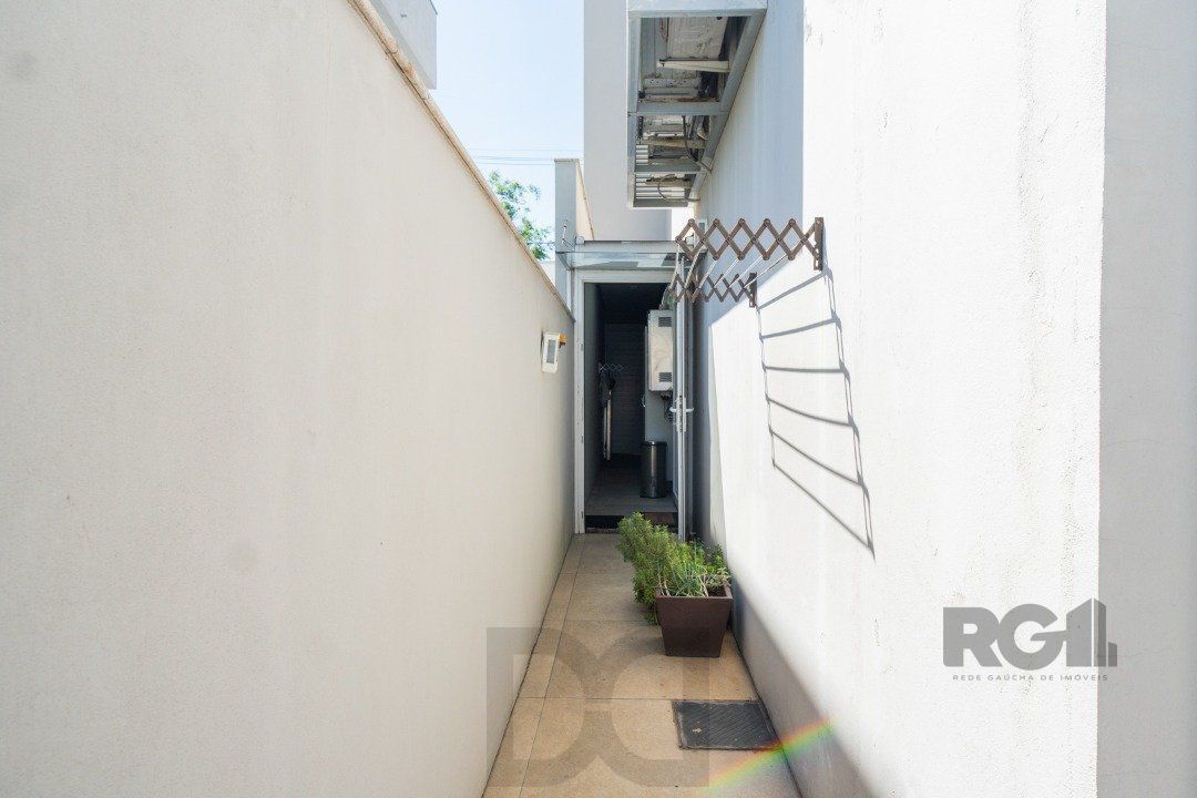 Casa de Condomínio com Arquitetura Exclusiva e Ambientes Sofisticados — foto 17