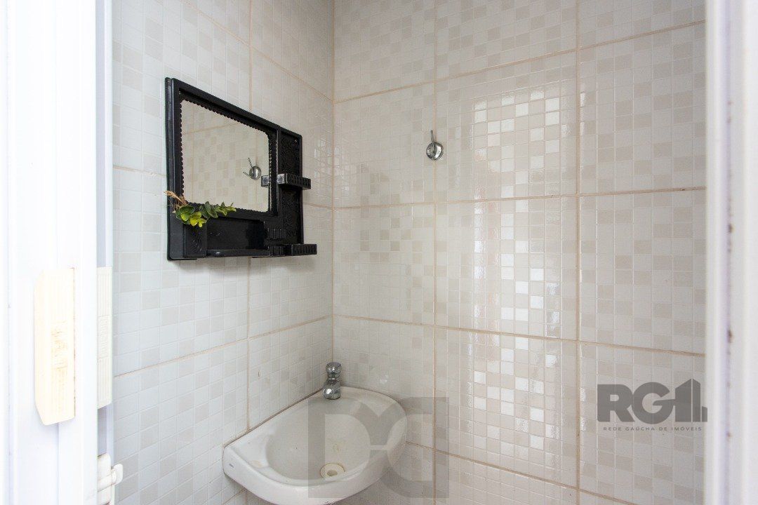 Apartamento térreo, com pátio, 2 quartos - Bairro Menino Deus — foto 25