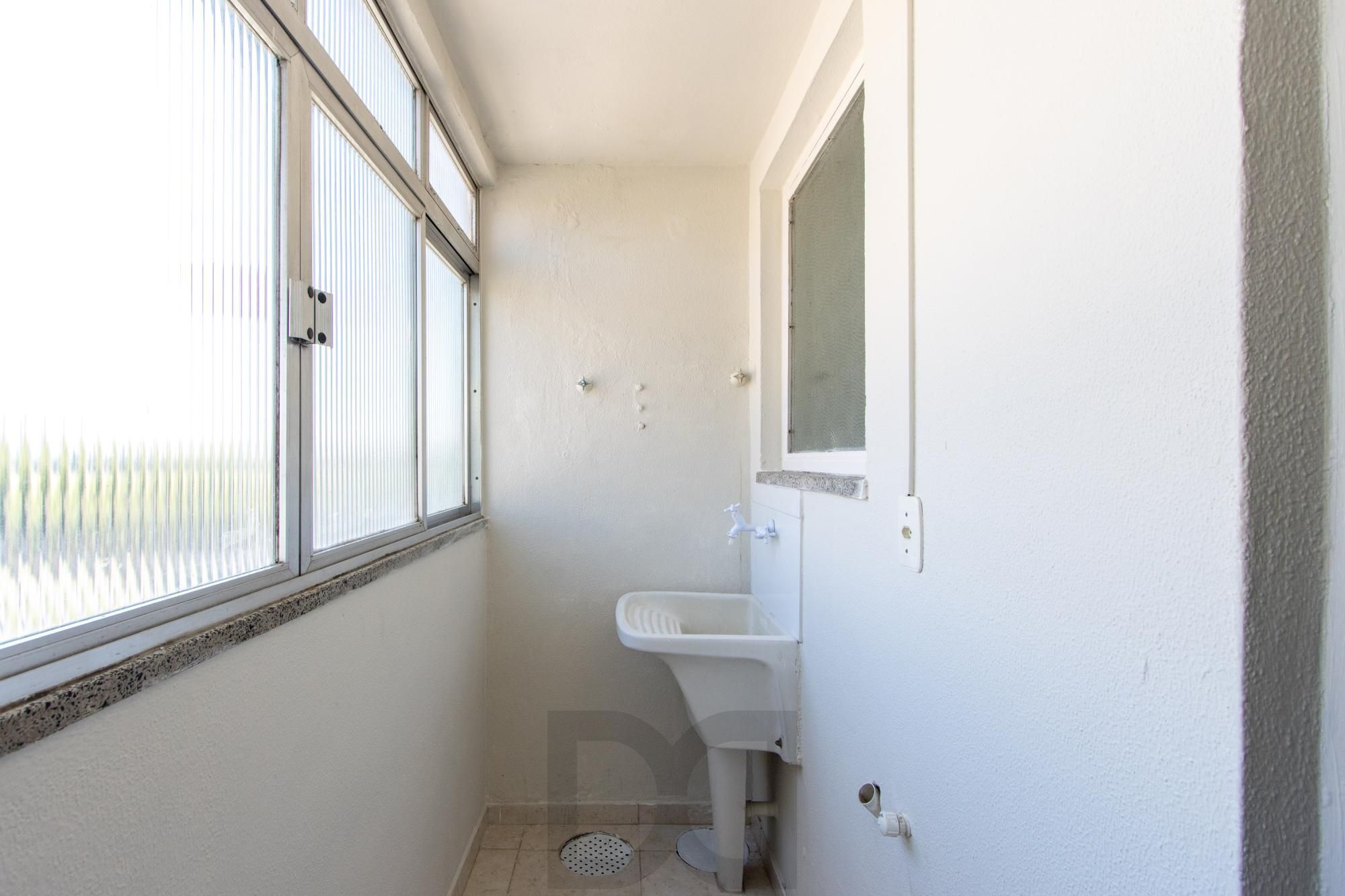 Apartamento de 02 dormitórios, banheiro social e lavabo. Vista panorâmica, cozinha ampla e área de serviço ampla. — foto 23