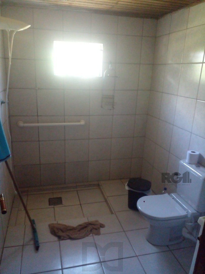 Dois quartos, 01 banheiro, 01 sala de star, 01 sala de jantar, cozinha, 01 garagem para três carros com churrasqueira. — foto 7