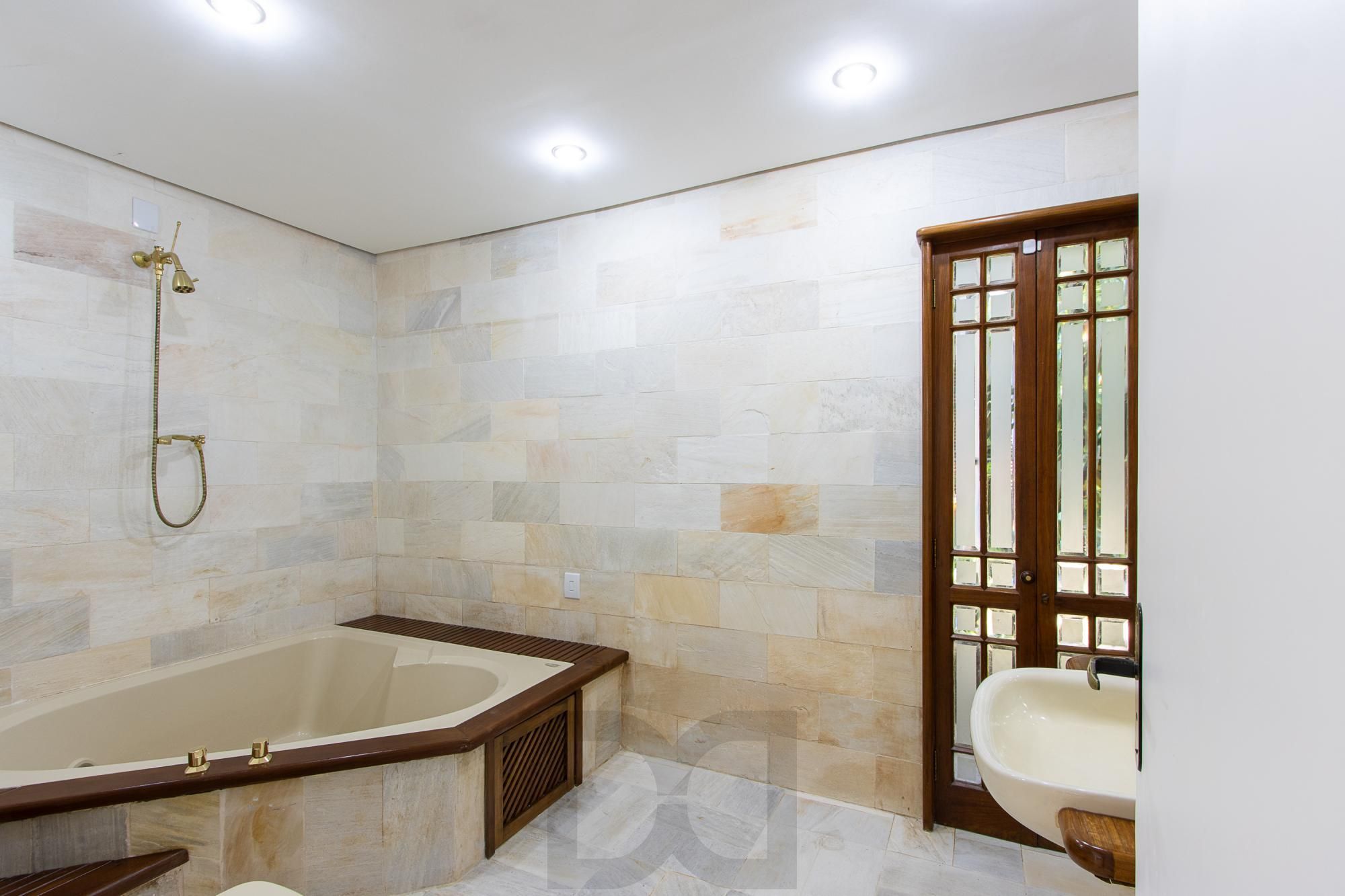 Casa com 2 dormitórios 3 banheiros. lareira e churrasqueira, e com arquitetura moderna. — foto 23