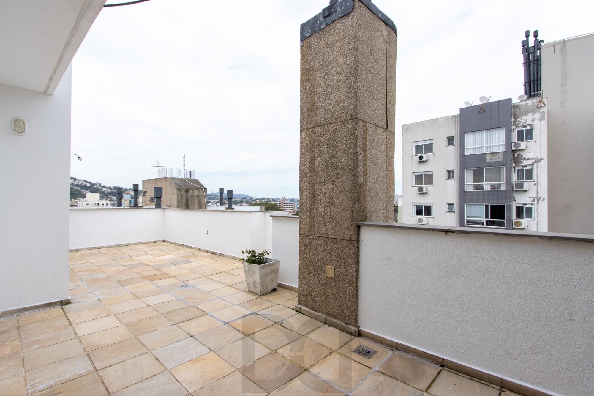 Cobertura com 137m², no Bairro Cristal, de 2 dormitórios, sento uma suíte, ampla sacada, churrasqueira, vista panorâmica, vaga coberta. — foto 34