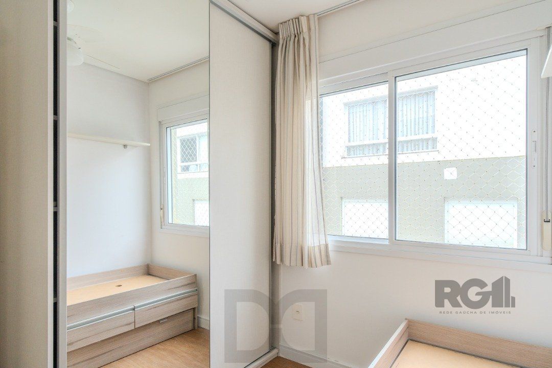 Casa impecável e mobiliada, com 3 niveis, possui 3 dormitórios sendo 1 suíte, 4 banheiros. — foto 18