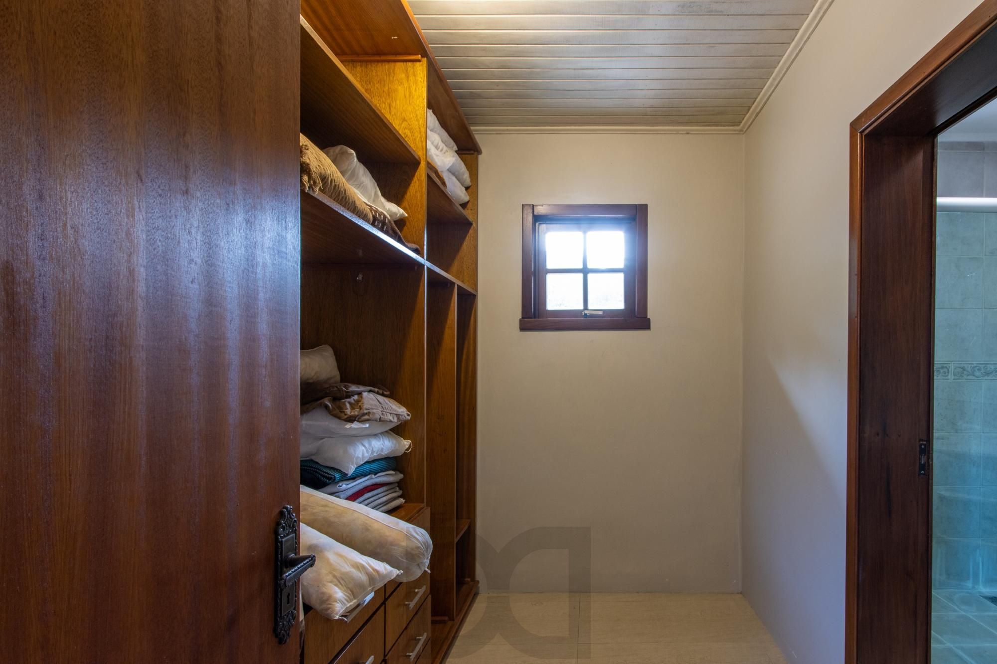 Ampla Casa com 2 Suítes, Closet, Lareira e Pátio com Árvores Frutíferas. — foto 15