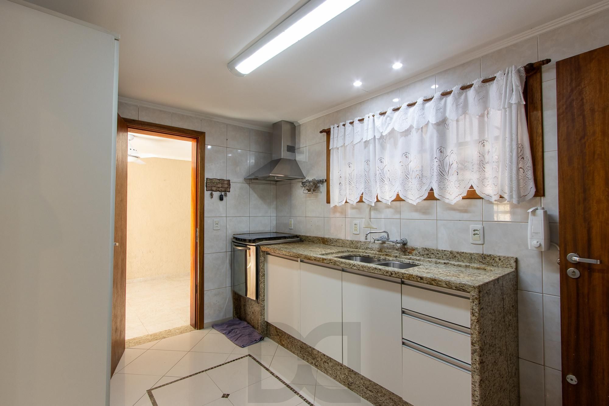 Excelente casa de 3 dormitórios, 1 suíte, pátio, piscina e vaga para 2 carros cobertas. — foto 12