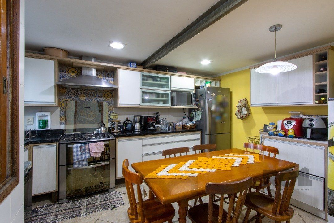Casa no bairro Cristal, Possui 4 dormitórios, sendo 1suíte, closet e banheira de hidromassagem, com possibilidade de um podendo 1 dormitórios extra. — foto 15