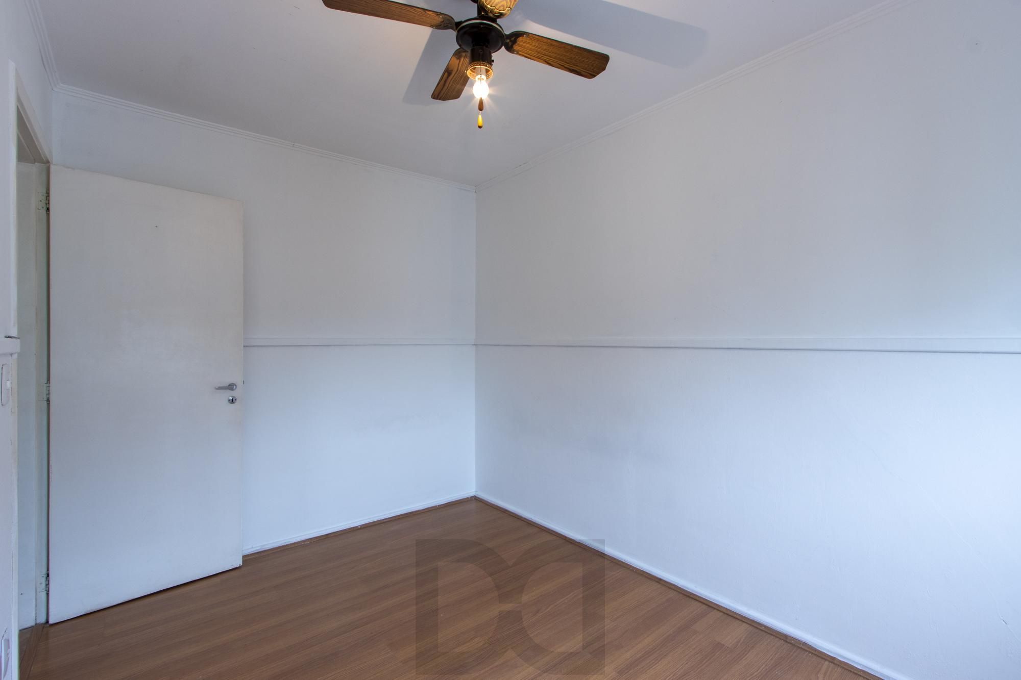 Cobertura com 137m², no Bairro Cristal, de 2 dormitórios, sento uma suíte, ampla sacada, churrasqueira, vista panorâmica, vaga coberta. — foto 17
