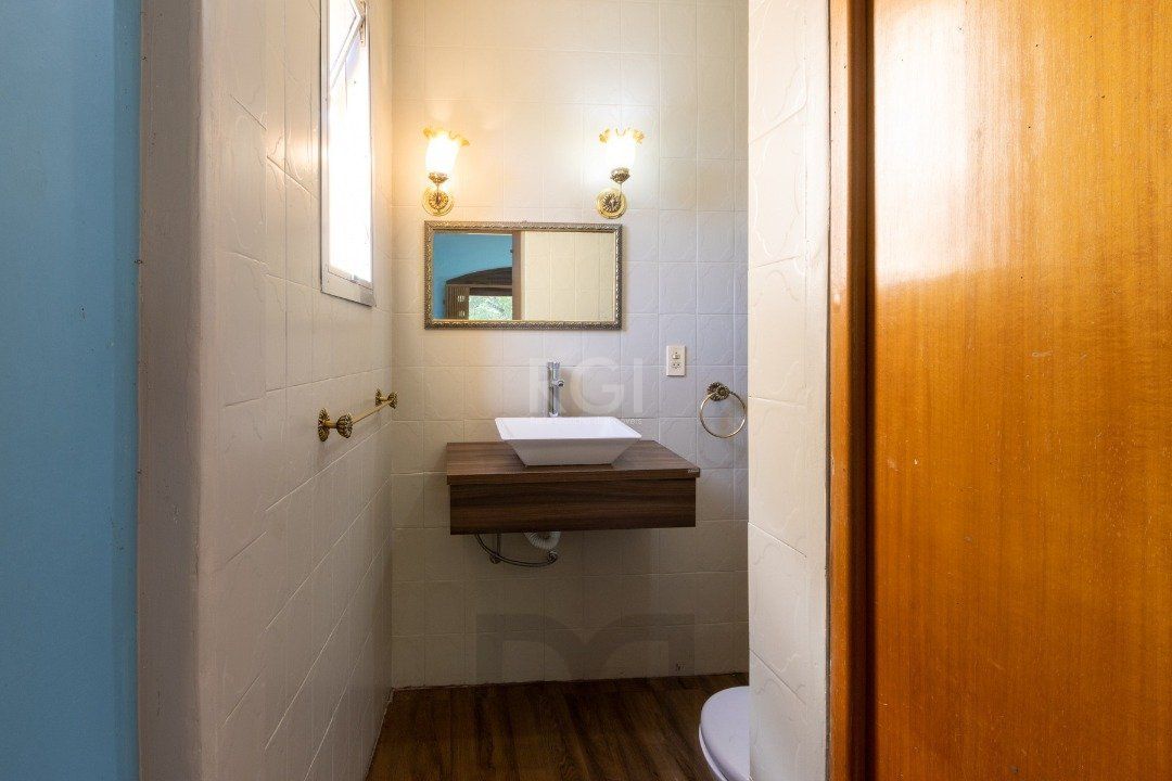 Sobrado com 345m² privativos, 3 suites, 2 vagas, churrasqueira. pátio com piscina - Bairro Cristal — foto 41