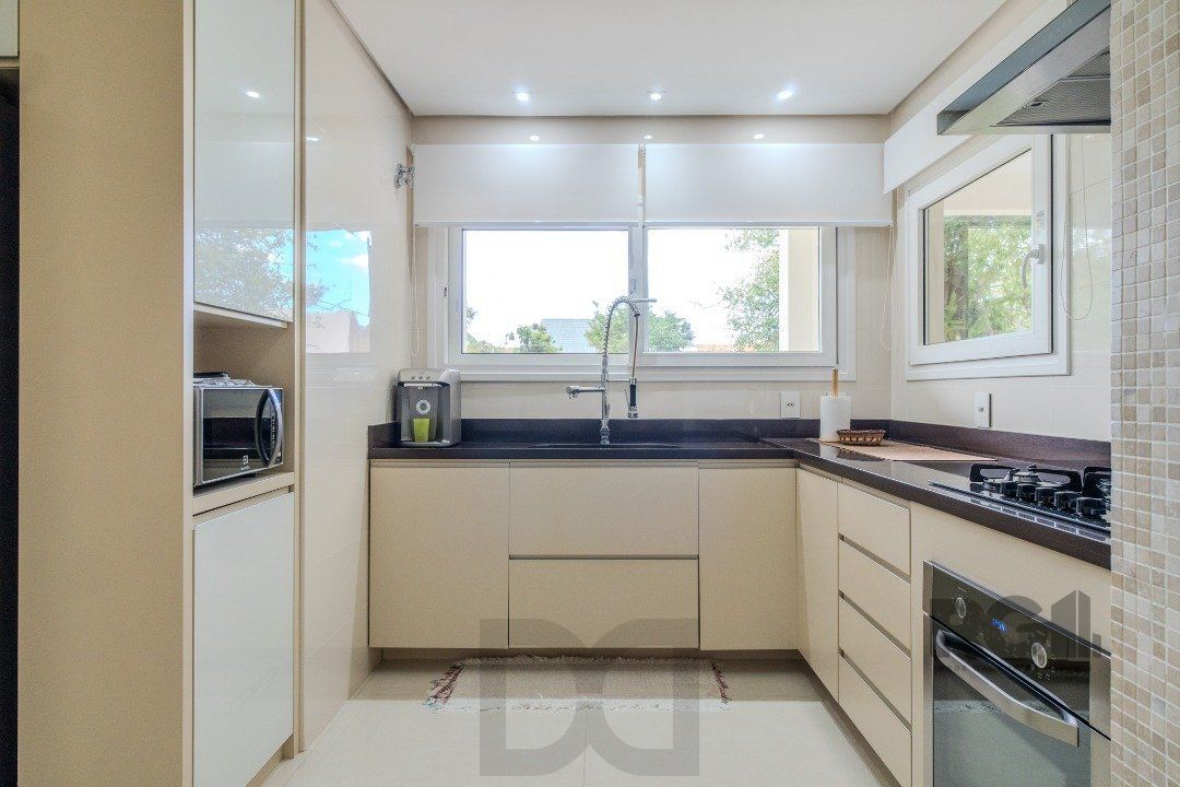 Casa semimobiliada e possui 3 suítes (sendo 1 delas master com closet e hidro) — foto 11
