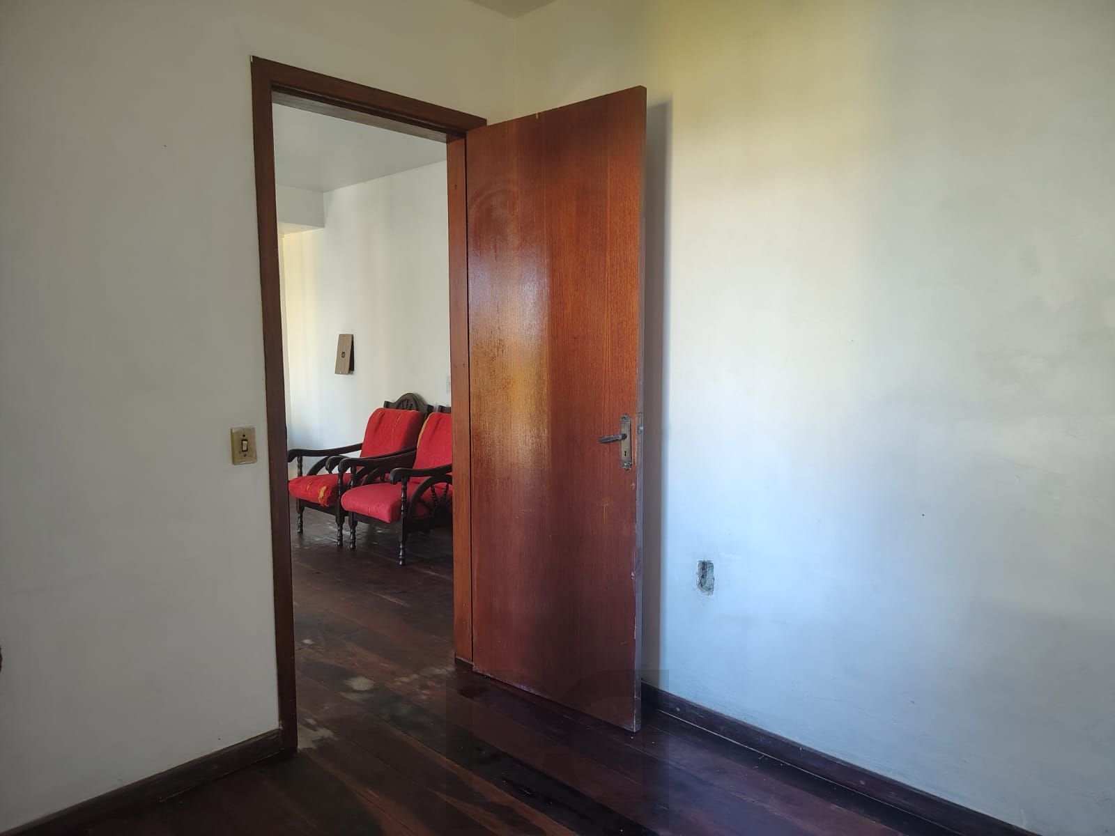 Casa de 4 dormitórios, 1 suíte e 4 vagas de garagem no bairro Cavalhada. — foto 9