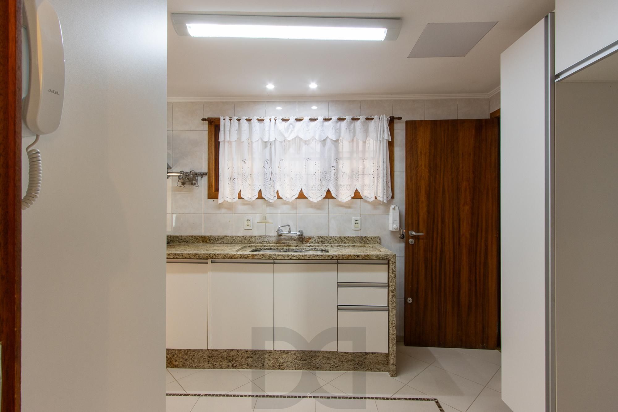 Excelente casa de 3 dormitórios, 1 suíte, pátio, piscina e vaga para 2 carros cobertas. — foto 11