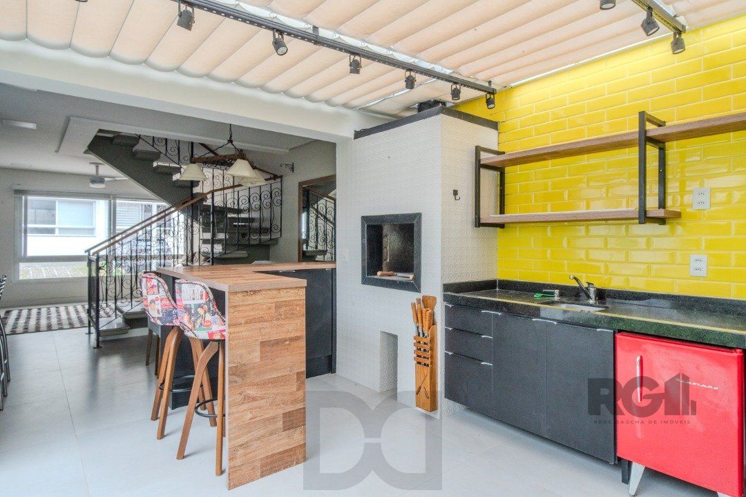 Casa impecável e mobiliada, com 3 niveis, possui 3 dormitórios sendo 1 suíte, 4 banheiros. — foto 13