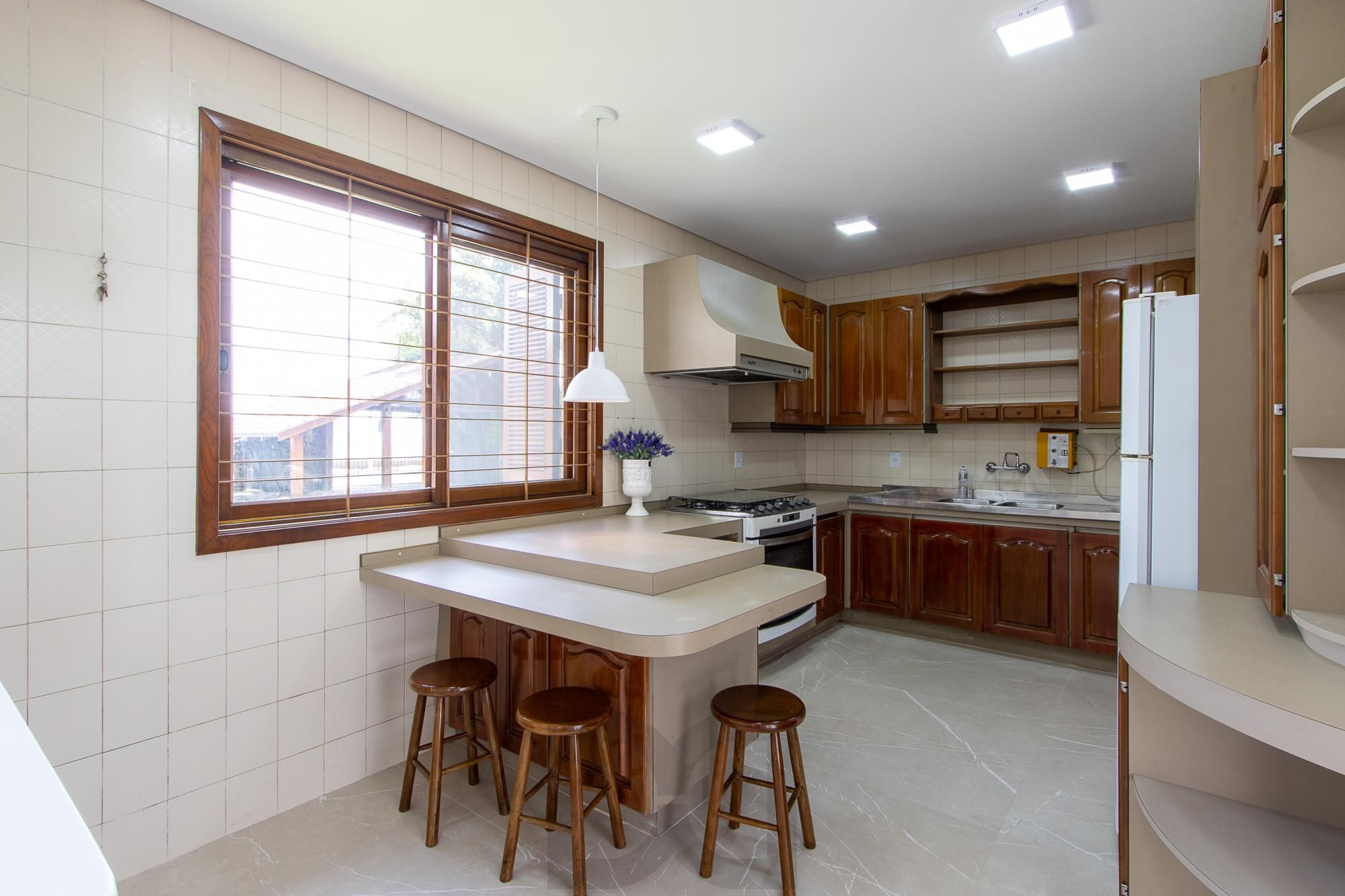 Casa com 2 dormitórios 3 banheiros. lareira e churrasqueira, e com arquitetura moderna. — foto 6