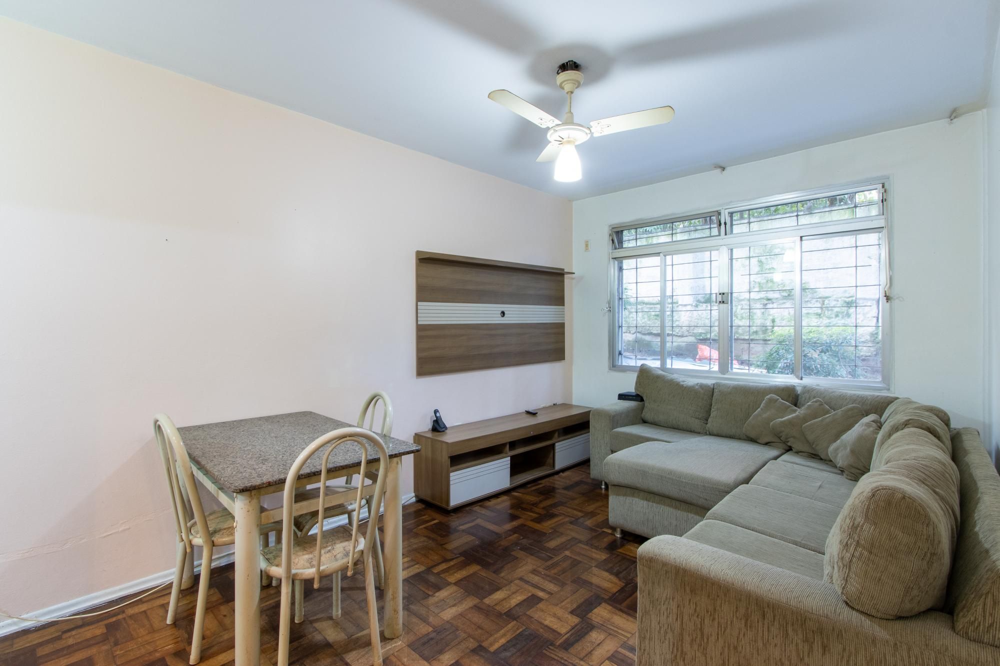 Apartamento térreo com pátio privativo no coração do Menino Deus, 2 dormitórios. — foto 3