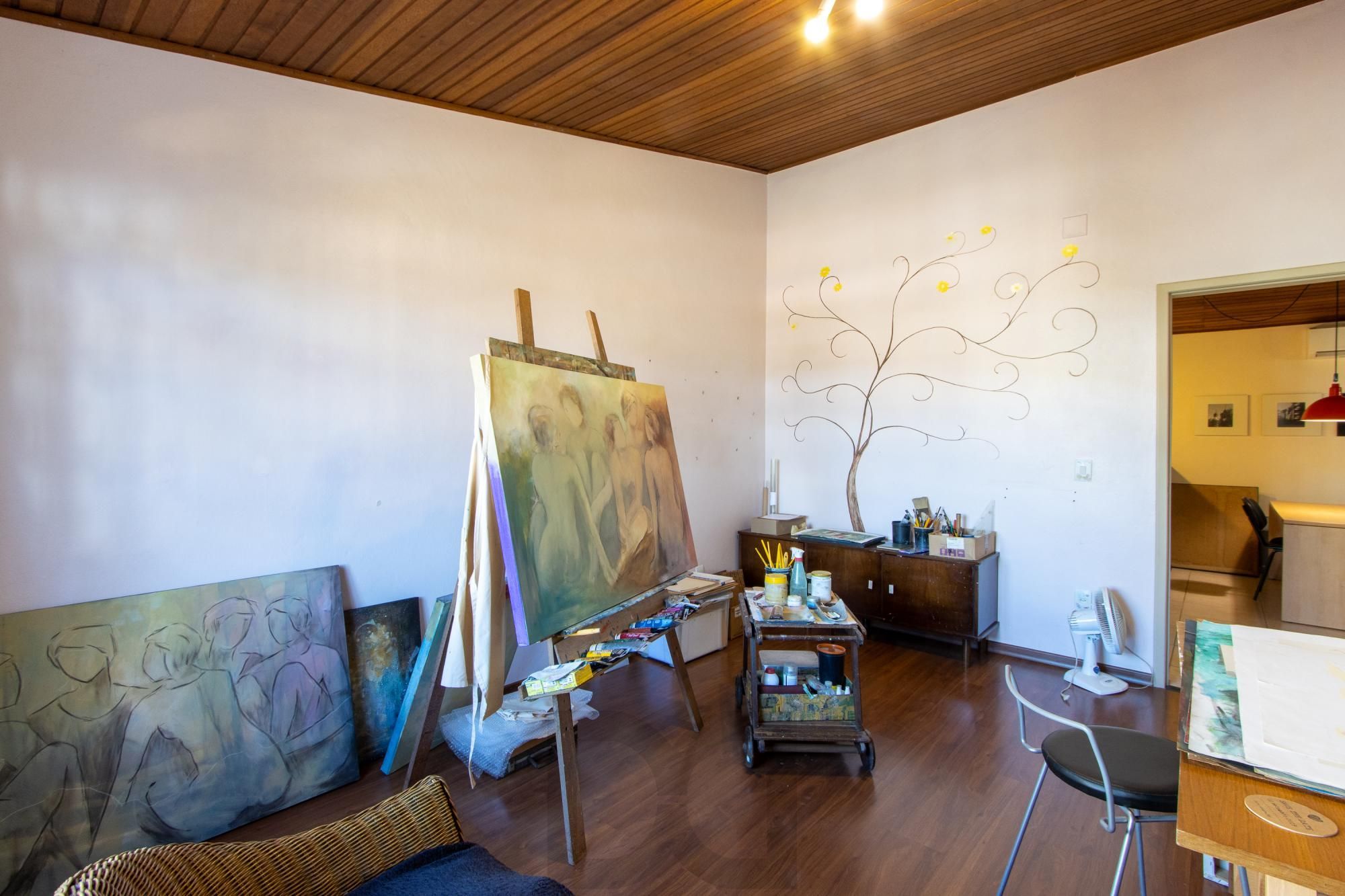 Casa de Alvenaria, possui 3 dormitórios, uma suíte, hall de entrada, lavabo, living com lareira, cozinha ampla com armários, área gourmet com churrasqueira, corredor, pátio e 4 vagas de garagem, uma construção em anexo que possui hall de entrada, lavabo, living, cozinha, escritório, banheiro social — foto 49