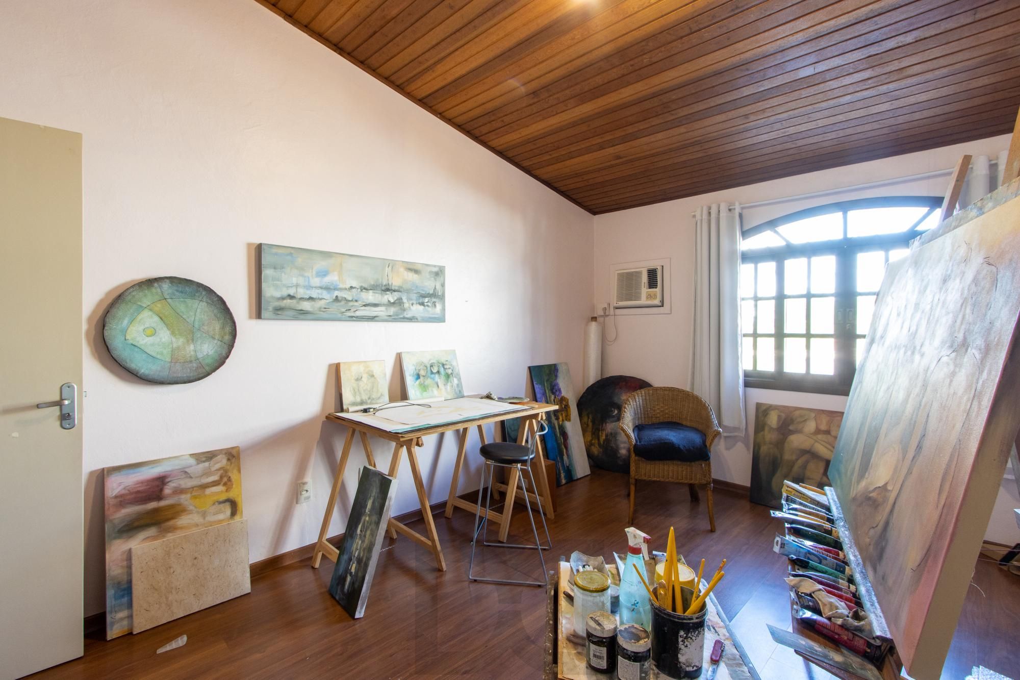 Casa de Alvenaria, possui 3 dormitórios, uma suíte, hall de entrada, lavabo, living com lareira, cozinha ampla com armários, área gourmet com churrasqueira, corredor, pátio e 4 vagas de garagem, uma construção em anexo que possui hall de entrada, lavabo, living, cozinha, escritório, banheiro social — foto 48