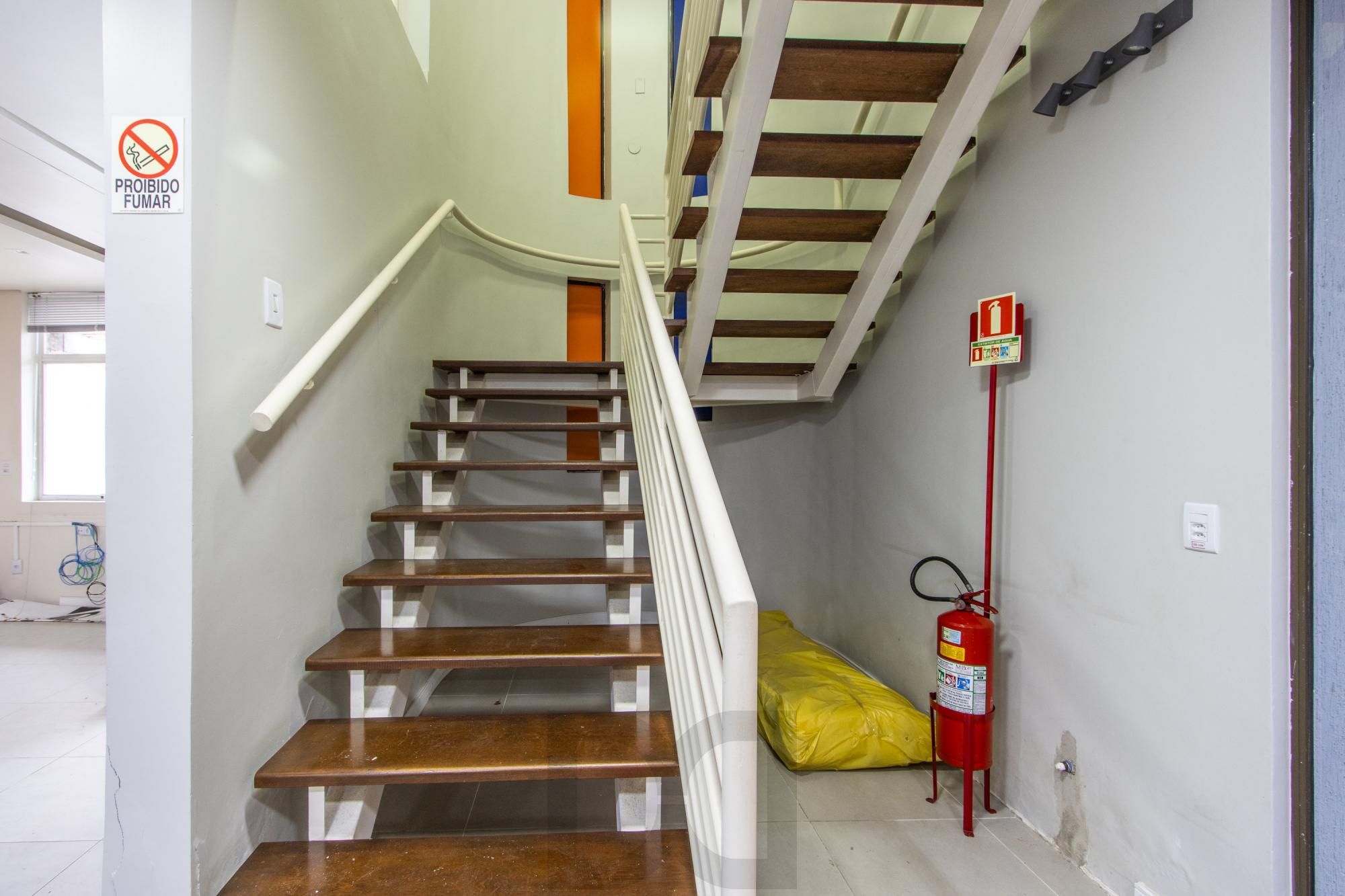 Casa Comercial 2 pisos - Excelente localização e Grande Visibilidade no Bairro Menino Deus - Ideal p/ Clínicas, escolas ou escritórios. — foto 29