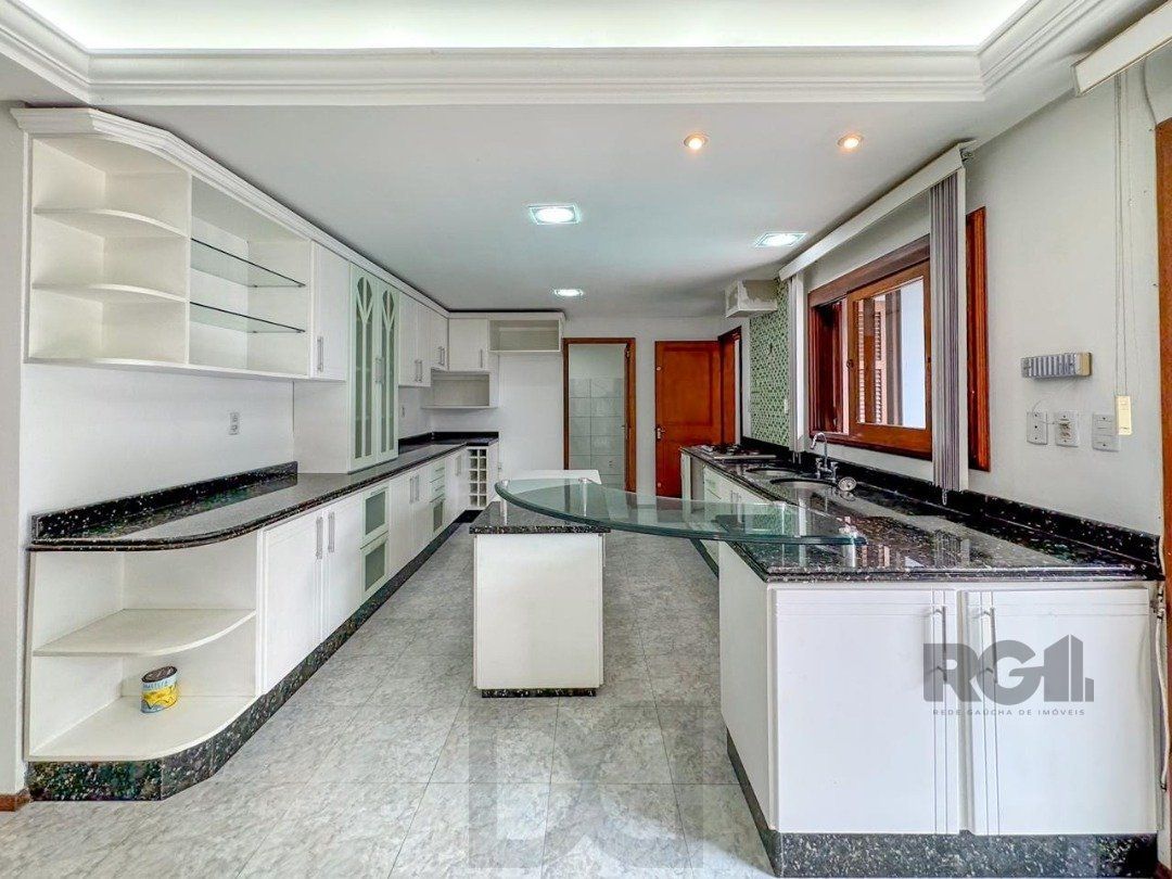 Com 4 suítes espaçosas, incluindo uma master com closet, — foto 19