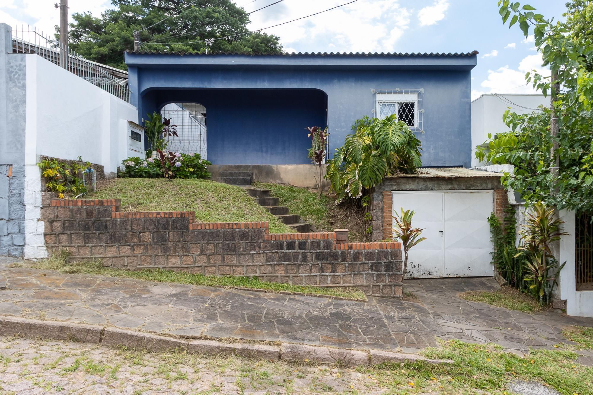 Terreno com 2 casas, 4 quartos, 1 suite - Bairro Cavalhada — foto 1
