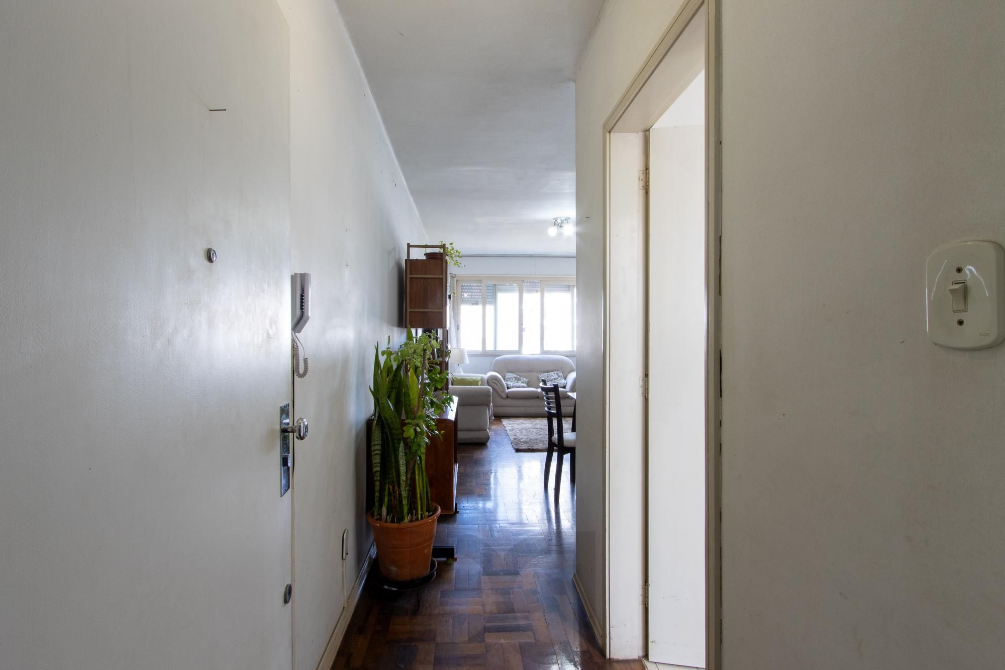 Apartamento de 3 dormitórios com uma vaga de garagem à venda no bairro Menino Deus – Porto Alegre — foto 2
