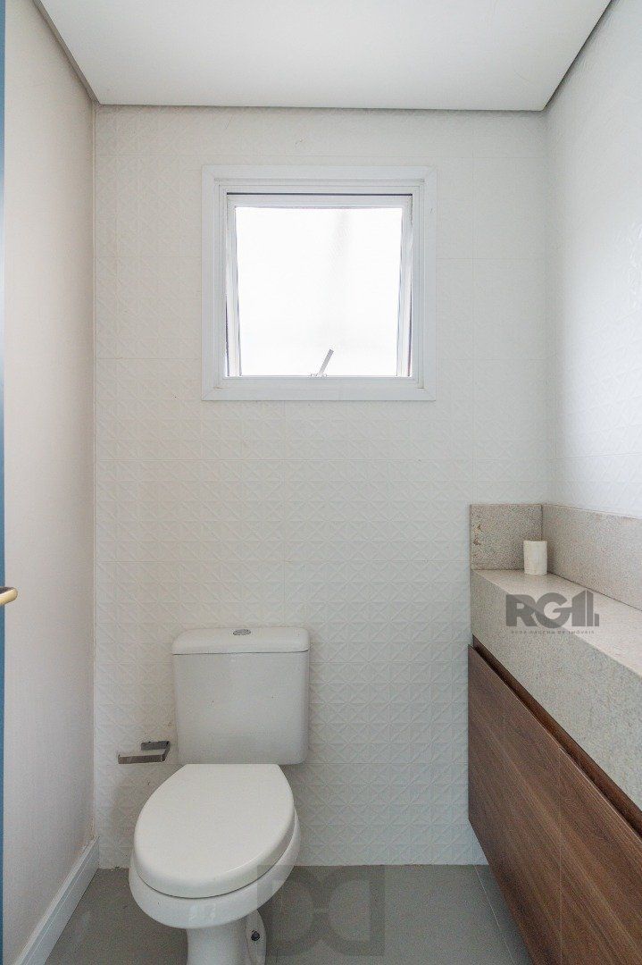 Casa impecável e mobiliada, com 3 niveis, possui 3 dormitórios sendo 1 suíte, 4 banheiros. — foto 27