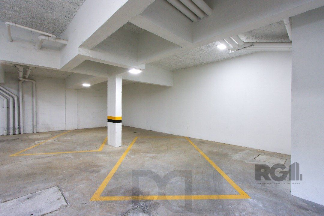 Apartamento em Porto Alegre no Bairro Petrópolis, de 2 quartos, semi mobiliado. — foto 32